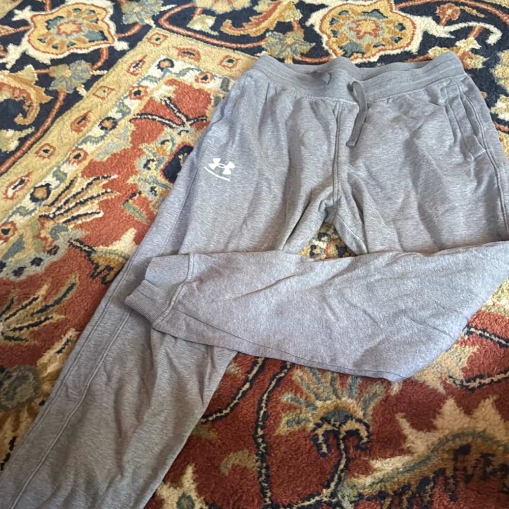 Men’s medium grey jogger styled sweats by Umder Armour